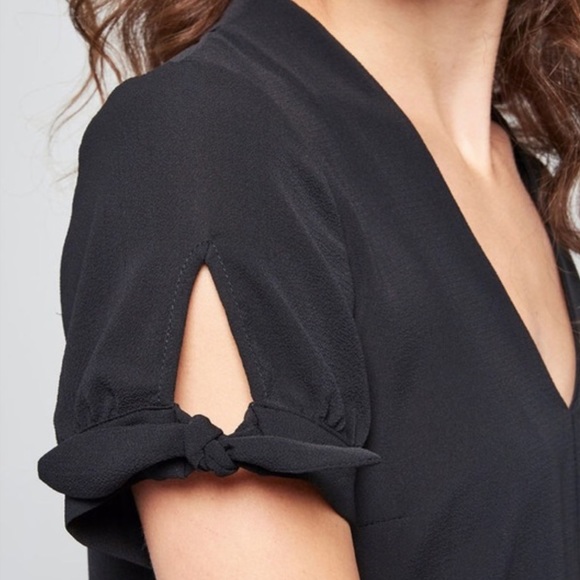 ModCloth black textured v-neck tie short sleeve blouse - XS - Picture 2 of 3